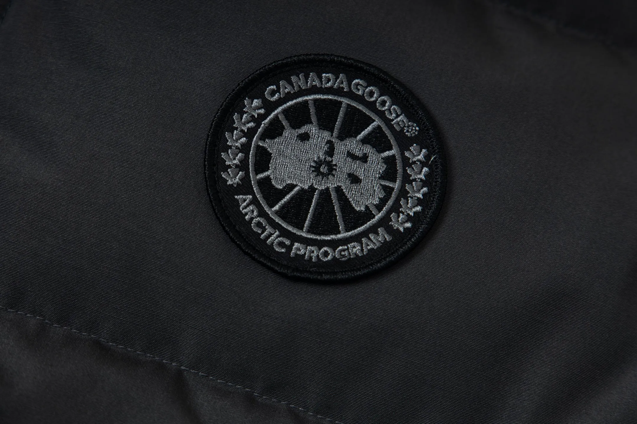 P360 Canada Goose/Canada Goose Black Label #Freestyle Crew 4151mb men's and women's vest down ➖ Imported Behringer embroidery machine customized 10,000-needle embroidery label! ➖ Imported 21-count polyester-cotton blended original fabric, using Feather-Light 10D waterproof coating fabric, made of 84.5% polyester fiber and 15.5% cotton, 100% the best feel in the entire network! ➖ The genuine official website uses the national standard 80 white duck down, and will never be misled by false claims such as 90 down or goose down! ➖ 100% nylon nylon lining with double double-layer sealing design to prevent velvet from running away. Top-grade polar fleece is used in the collar and pockets to keep warm and comfortable! ➖ Yoshida YKK provides original custom-made electroplated sliders. YKK two-way lockable zippers are tight and smooth and will not peel off paint! ➖ 3M composite original Velcro is durable, and all accessories and hardware are disassembled and customized! ⛔No slander, no exaggeration, no need for too much copywriting, because it is focused, it is professional!  SIZE: XS S M L XL XXL